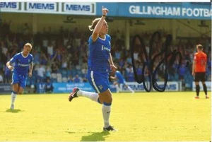 GILLINGHAM: TOM EAVES SIGNED 6x4 ACTION PHOTO+COA - Picture 1 of 1