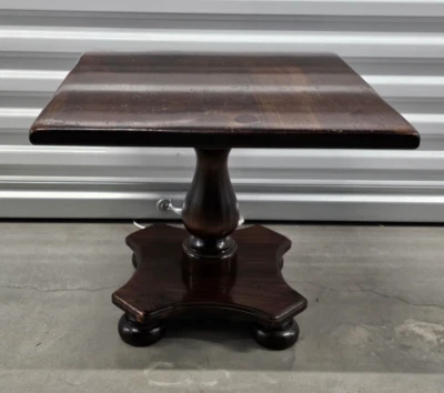 Mesa de cóctel con pedestal cuadrado de pino envejecido Ethan Allen 12-8054 en taberna antigua B Foto 1 de 4