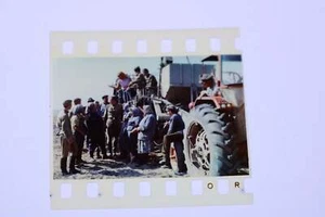 tolles Farbdia - russische Soldaten ?? und Landwirte bei der Ernte  - Picture 1 of 2