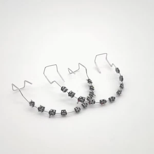 Temporäre Zahndekoration gefälschte Zahnspange mit Metalldrähten Ortho Patientenaufklärung - Bild 1 von 16