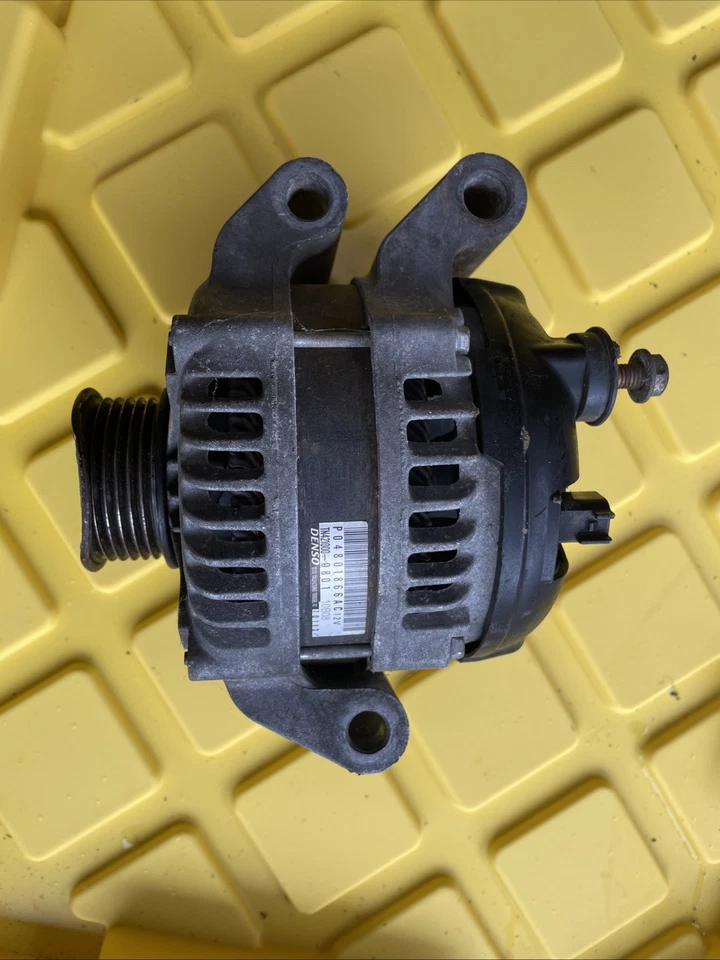 Оригинальный генератор переменного тока Dodge Challenger 04801866AC Denso 91 000 миль 2011-2014 годов выпуска - Изображение 1 из 4