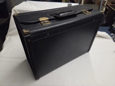 Bonito maletín piloto de cuero negro vintage con llaves detalles de latón Foto 1 de 4