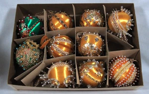 JUEGO DE 10 JOYAS HECHAS A MANO DE ROBLE PERLAS, LENTEJUELAS Y ADORNOS DE SATÉN DE COLECCIÓN NAVIDAD 3 - Imagen 1 de 19