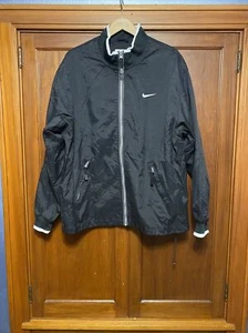 CHAQUETA VINTAGE NIKE OG NYLON CREMALLERA COMPLETA MALLA FORRADA VENTILACIÓN CINTURA L NEGRA BLANCA - Imagen 1 de 12
