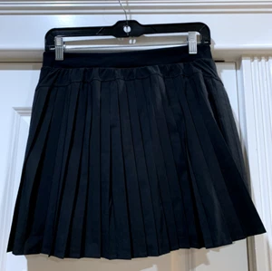 Neu mit Etikett Spanx Get Moving Booty Boost doppellagiger plissierter Skortrock schwarz Large - Bild 1 von 5