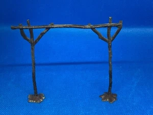Britains Miniature Garden, Pergola And 2 Earth Mounds   (Pink’ 866) Metal / Lead - Picture 1 of 3