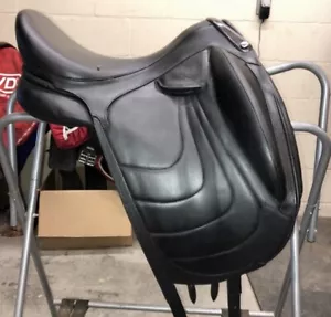 2018 Devoucoux Makila Harmonie Dressage Saddle 17.5/18" Seat M/MW Tree w/ D3D 2A - Bild 1 von 1