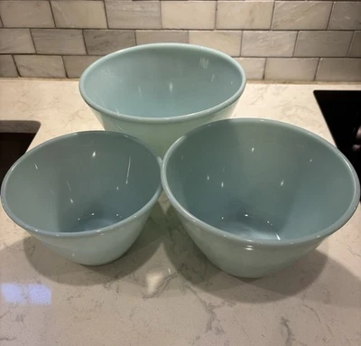 Conjunto vintage de três tigelas de mistura de ninho azul golfinho jadeíta. - Imagem 1 de 4