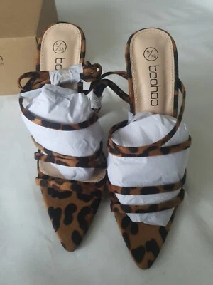 Tacón asimétrico con tiras para mujer Uk5 Boohoo. Estampado de leopardo Foto 1 de 4