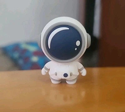 Figura de astronauta espacial de deshumidificador Foto 1 de 4