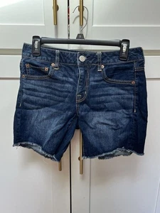 Pantalones cortos de mezclilla American Eagle Outfitters lavado oscuro dobladillo con flecos crudos para mujer talla 2 - Imagen 1 de 6