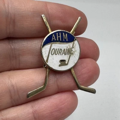 Alfiler de solapa vintage Association de Hockey Mineur AHM Touraine Quebec raro Foto 1 de 4