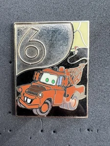 Tow Mater 6 - Coches - 2013 Pixar Mystery - Cazador - Remolque Disney Pin LE 200 - Imagen 1 de 2
