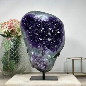 Grande géode pierre améthyste violette profonde avec formations calcite. AWS0484 - Photo 1 sur 7