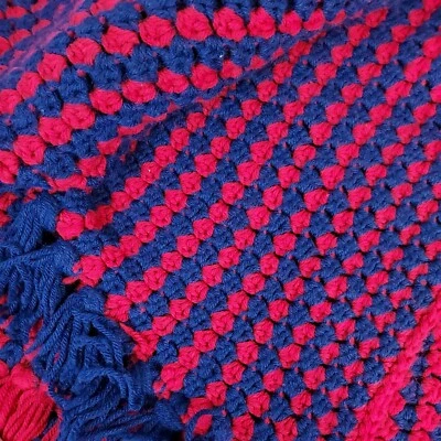 Cobertor afegão de crochê manual vermelho e azul 55 x 73 - Imagem 1 de 4