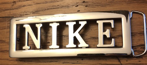 Fibbia da cintura Nike Spellout argento