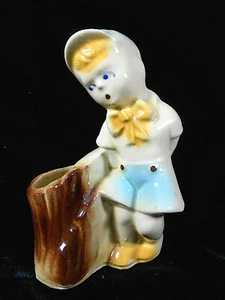 Vintaqge Shawnee Pottery Blue Hat Little schoolboy by Tree Stump Planter - Bild 1 von 9