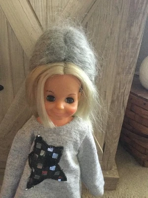 Peluca Muñeca Pelo Gris Oscuro Pelo Plateado Hecha en EE. UU. Fibras Sintéticas Estilo Abuela Foto 1 de 4