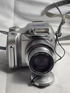 Fujifilm FinePix 2800 zoom 2,1 megapixel fotocamera digitale bridge argento testata - Foto 1 di 4