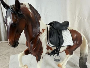 Sillín de doma negro con rodilleras lisas/grandes escala CM 1:9 solo con almohadilla acolchada - Imagen 1 de 11