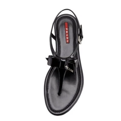 Sandalias Prada Negro Charol Pajarita Logo Embellecido Correa en T EU 37.5 Foto 1 de 4