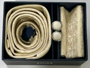 MOSS 1851 LIGHT GOLD SILK TIE, POCKET SQUARE & CUFFLINK SET NEW & BOXED RRP £45 - Picture 1 of 15