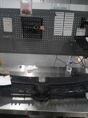 Used Upper Grille fits: 2015 Volkswagen Golf Htbk Base upper narrow grille mould Foto 1 de 3