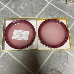 Limited Color Le Creuset Round Plate Set of 2 pink - Picture 1 of 6