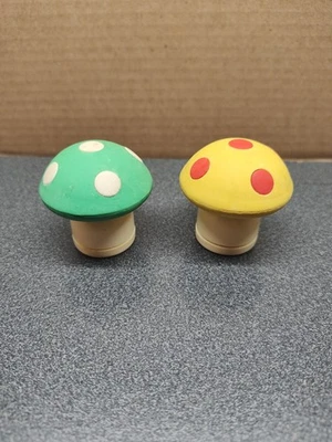 2 sacapuntas y borradores vintage de setas Scholastic Inc. Lote Amarillo y Verde Foto 1 de 4