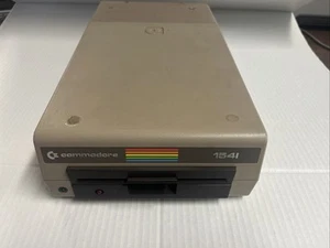 Commodore 1541 Single Drive Floppy Disk Drive POWERS ON - UNTESTED AS IS!! - Afbeelding 1 van 6