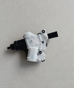 Actuador de cerradura de puerta de llenado de combustible Toyota 77030-0E030 para Highlander 2014-2019 OEM - Imagen 1 de 7
