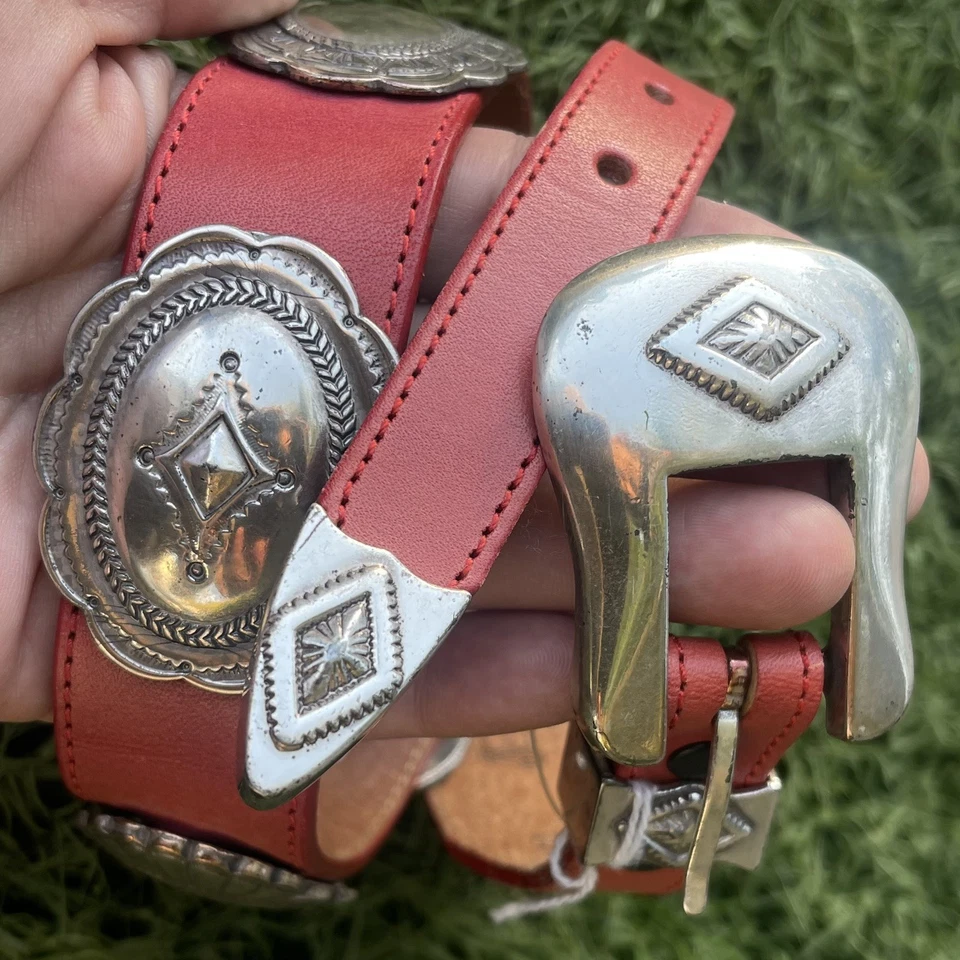 "Cinturón de cuero de vaca rojo Justin vintage 1992 nuevo stock antiguo hebilla plateada 26"" con etiquetas conchos" Foto 1 de 4