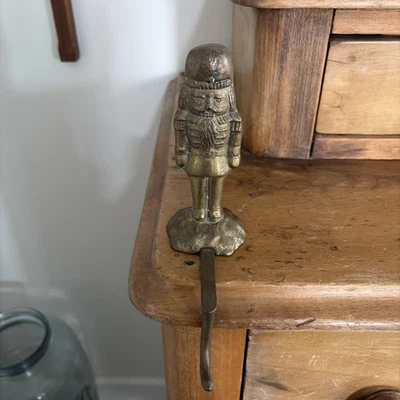 Cabide de meia quebra-nozes latão antigo 5 polegadas de altura - Imagem 1 de 4