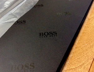 Auténtico Logotipo Hugo Boss Tejido Negro Envoltura 100 - Hojas 20""x30"" Nuevo En Caja RARO - Imagen 1 de 7
