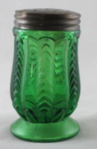 EAPG 1898 SALT SHAKER EMERALD GREEN US GLASS FLORIDA 2.5 INCH TALL ANTIQUE - Picture 1 of 3