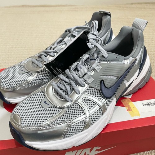 NIKE Sneakers Uomo 9.0US V2K Run Grigio Argento