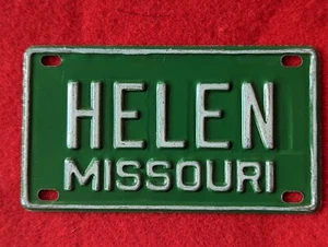 Matrícula de aluminio verde de colección década de 1960 HELEN Missouri nombre niña bicicleta scooter - Imagen 1 de 2