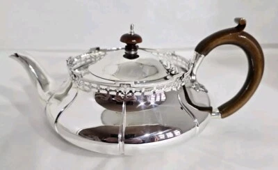 Antigua tetera de plata esterlina de Jorge V. Sheffield 1912. Por Walker & Hall  Foto 1 de 4