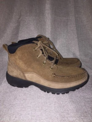 Botas de senderismo Lands' End para mujer talla 7,5 M gamuza tostada con cordones suela de goma Foto 1 de 4