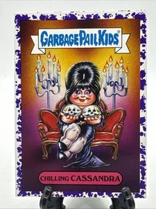 Topps Garbage Pail Kids 13b Chilling Cassandra Purple Splatter Elvira 2019 - Imagen 1 de 2