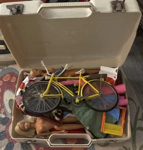 Riesiges Vintage 60’er Barbie Konvolut 70+ Teile Puppenkleidung Zubehör Fahrrad & Koffer - Bild 1 von 24