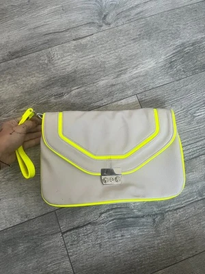 Cartera, bolso sin asas, bolsillo amarillo/verde lima neón y gris nuevo sin etiquetas bolsillos interiores Foto 1 de 4