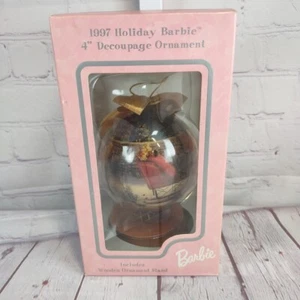 VTG 1997 HOLIDAY BARBIE 4" DECOUPAGE Christmas Ornament w/ Wooden Stand NIB - Imagen 1 de 4