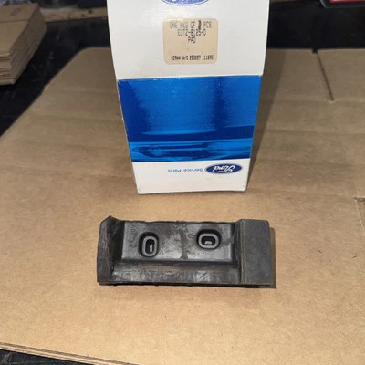 Isolador de montagem de radiador inferior lh Ford F150 F250 F350 Bronco 1980 - 1984 - Imagem 1 de 4