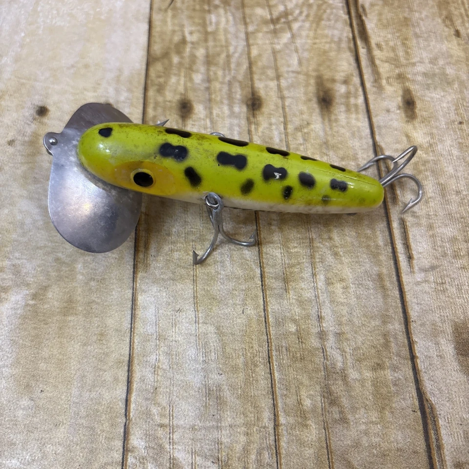 Señuelo de pesca Fred Arbogast Musky Jitterbug 700 de colección Muskie rana 3 ganchos raro Foto 1 de 4