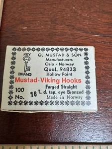 #16 VIKING MUSTAD MARKENKISTE MIT ANGELHAKEN NEW OLD STOCK (*24) - Bild 1 von 3