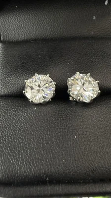 Aretes de diamantes redondos Pompeya de 4 quilates - oro blanco de 14 quilates creados en laboratorio Foto 1 de 4
