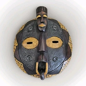 Maschera tribale africana vintage rotonda in legno intagliato a mano - metallo goffrato bocca aperta - Foto 1 di 6