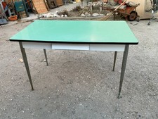 TAVOLO IN FORMICA DEGLI ANNI 60 CON GAMBE IN METALLO
