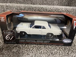 Highway 61 - 1963 Pontiac Super Duty 1:18 Scale (White) Blue Interior NEW! - Picture 1 of 6